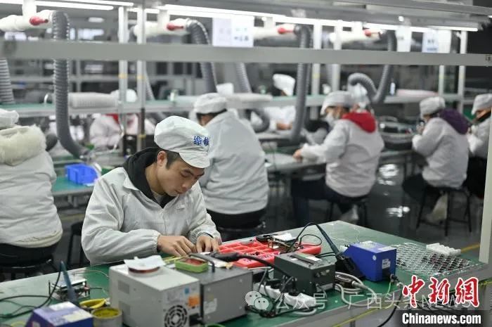 广西(钟山)东融声谷产业园内,工人组装蓝牙耳机。 俞靖 摄